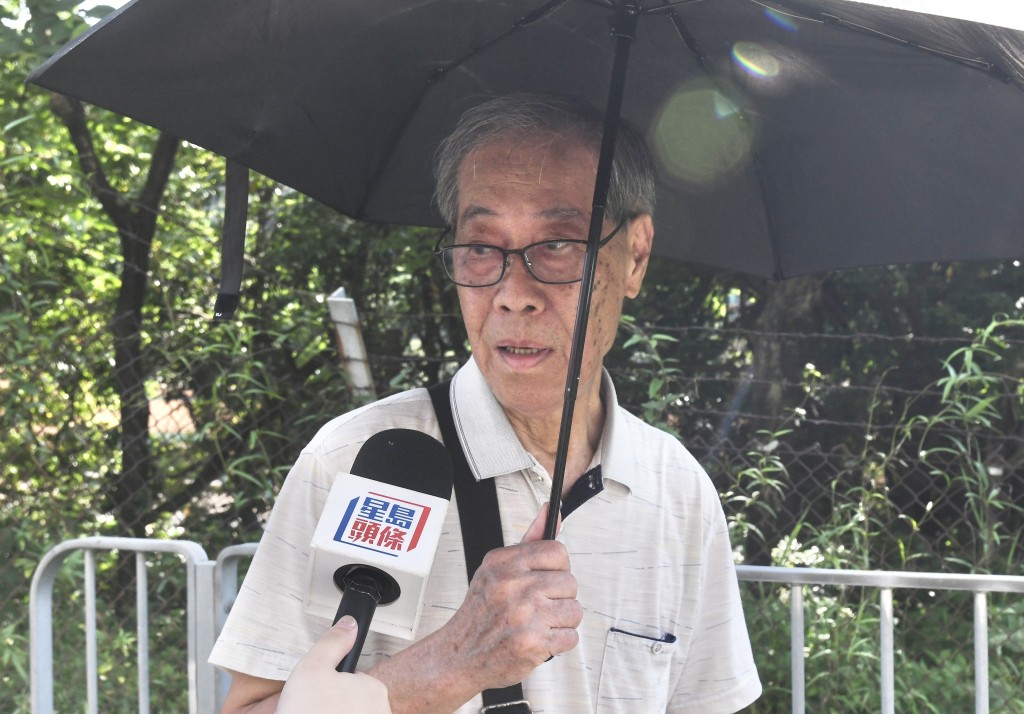 居住在曉峰園附近的陳先生,稱自己不易招惹蚊子叮咬,不太擔心受感染。 居住在曉峰園附近的陳先生,稱自己不易招惹蚊子叮咬,不太擔心受感染。