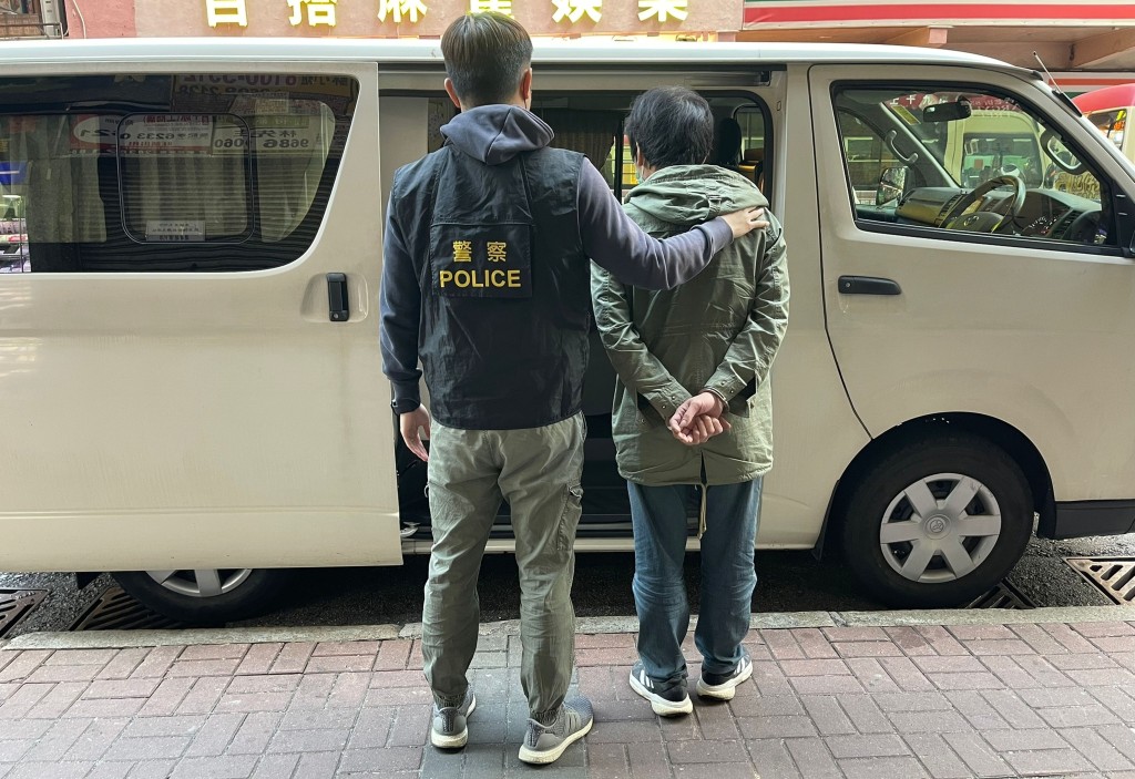 警方拘捕其中一名涉案人士。