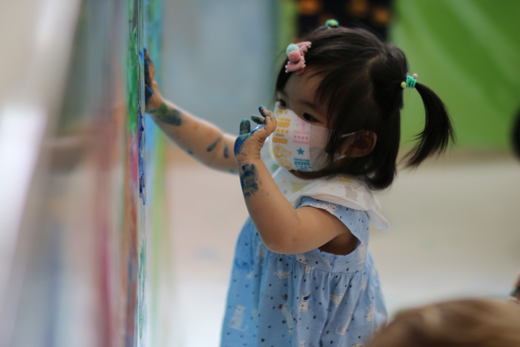 嬰幼兒玩Messy Play後的清潔問題,家長要事先計畫好。