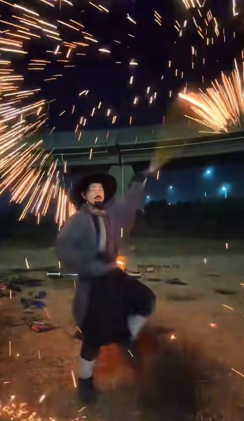 打鐵花網紅「村夫」年廿九因燒炭取暖，中一氧化碳毒身亡。