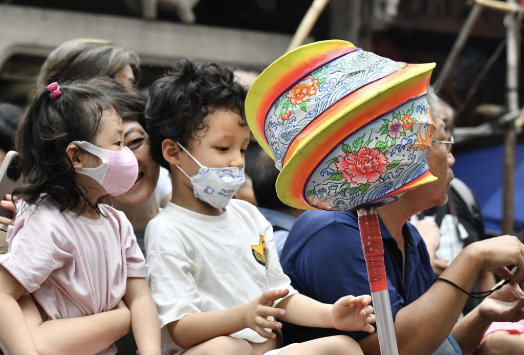 不少市民帶同子女到場。禇樂琪攝
