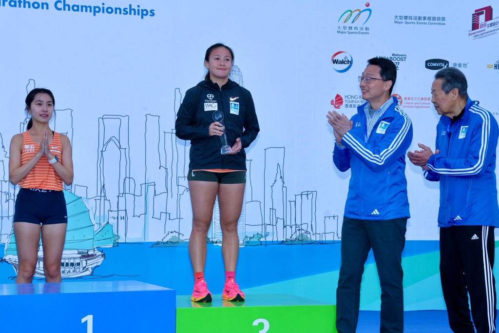 黃卓寧(右)認為今次10公里能踏上頒獎台, 她感到十分開心, 最重要是賽後沒有傷患的不良反應.