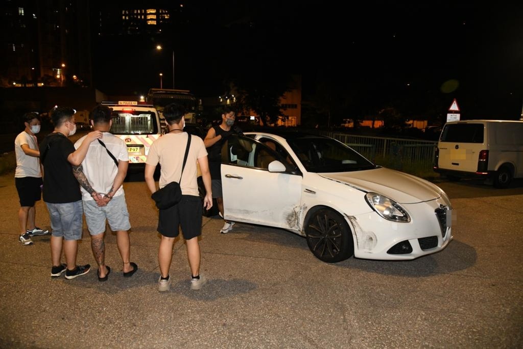 警方拘捕紋身司機並搜查涉案私家車。李家傑攝