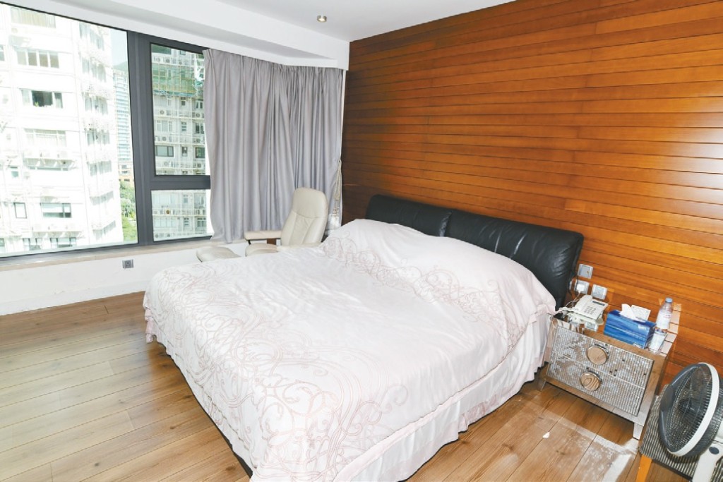 主人套房空间宽敞，放置了双人床仍可从3边下床。