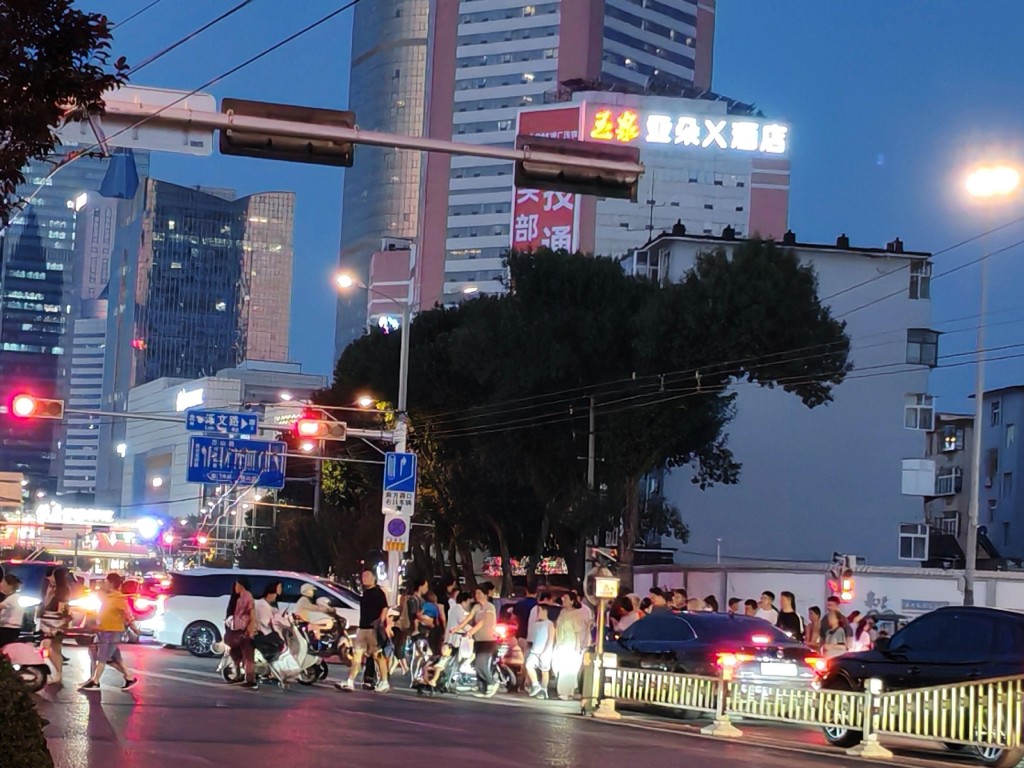 濟南街頭出現一棵外形似暴龍的恐龍樹。抖音 濟南街頭出現一棵外形似暴龍的恐龍樹。抖音