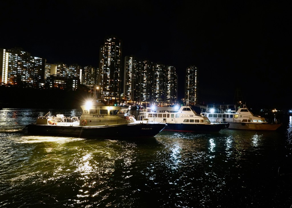 海事處聯同警務處及漁農自然護理署，於6月14日及18日晚上打擊不當使用光燈捕魚及非法捕魚。海事處圖片