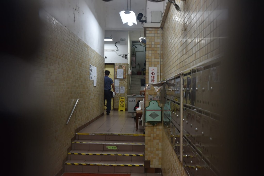 銅鑼灣美蘭閣一部升降機開門期間突然爬升,七旬婦跌傷送院。