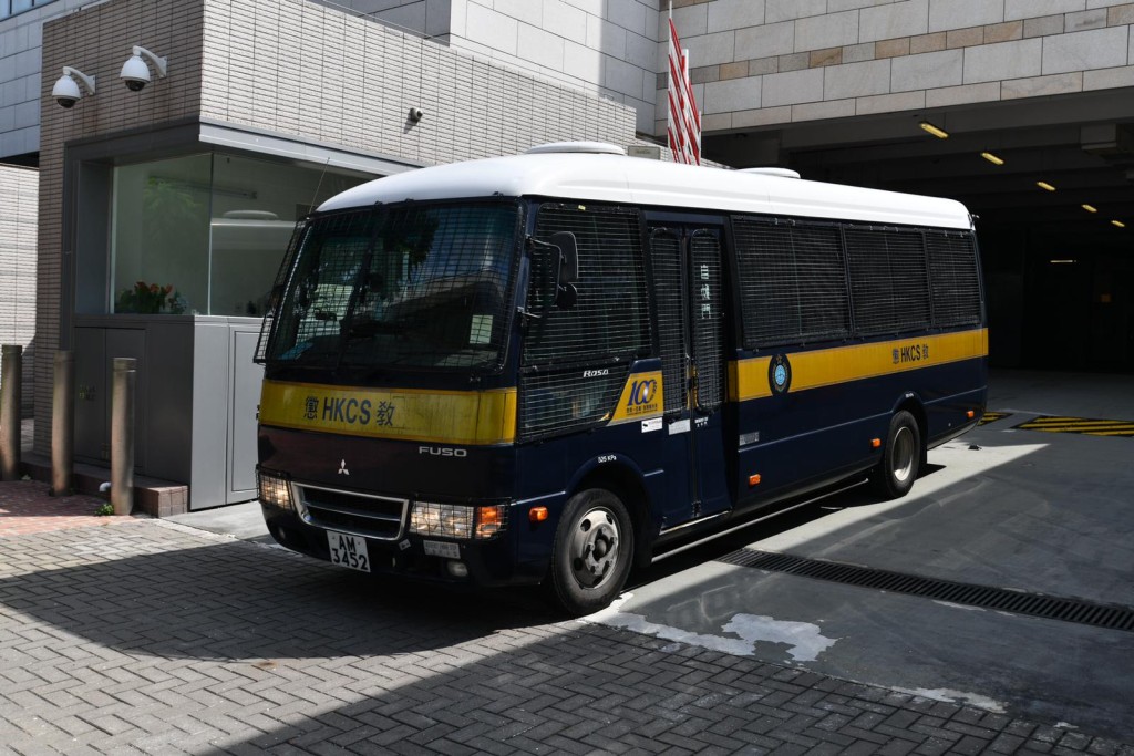 證人伍紹剛囚車離開。