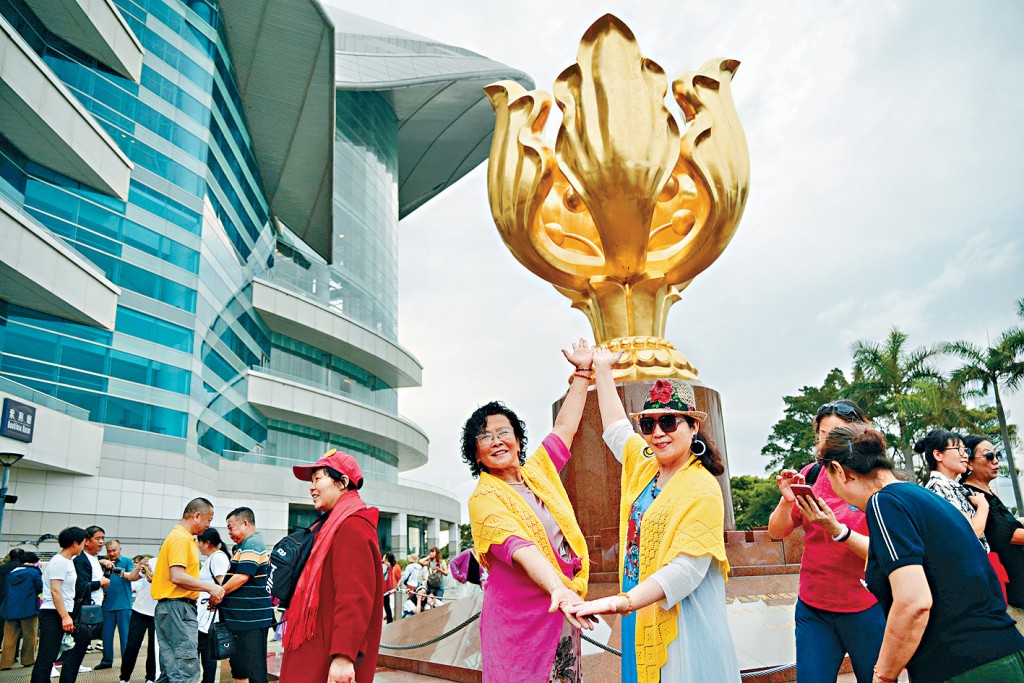 估計「五一黃金周」內地訪港旅客至少有80萬人次，各出入境管制站約有590萬人次進出。