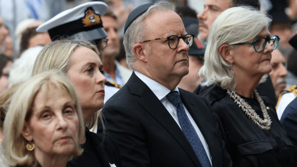 阿爾巴尼斯坐在前排，戴着猶太教小圓帽。路透社