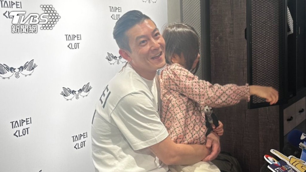 陈冠希去年11月在台湾抱住爱女接受访问。