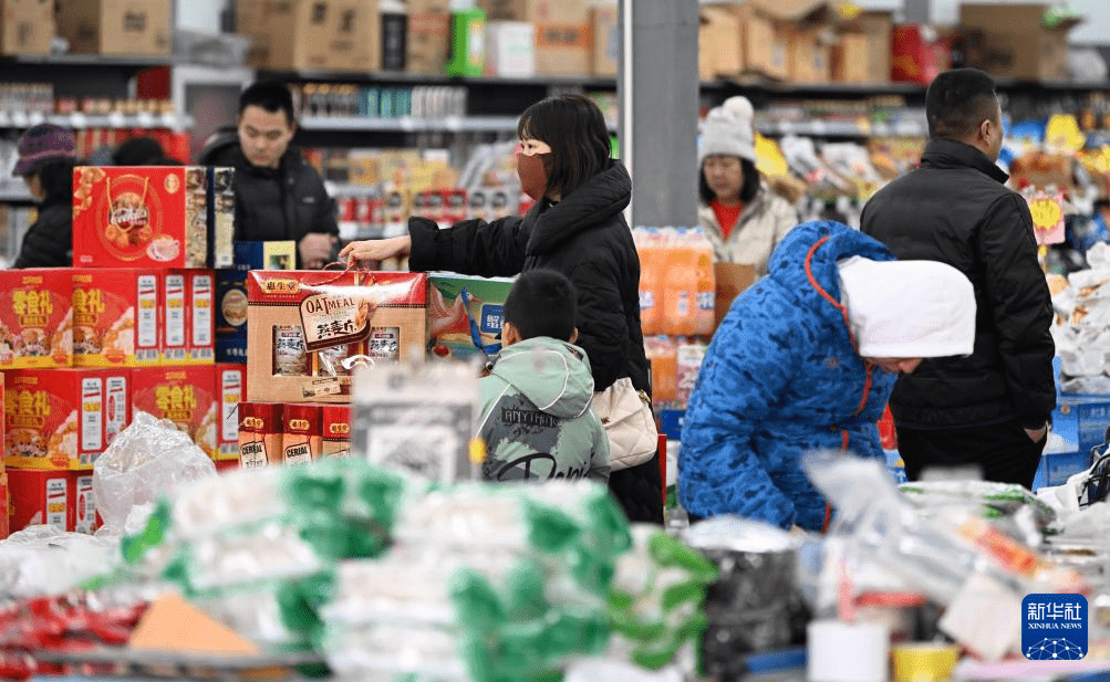 農曆新年，中國人也會採購大量年貨過節，是每年主要的消費時段。新華社