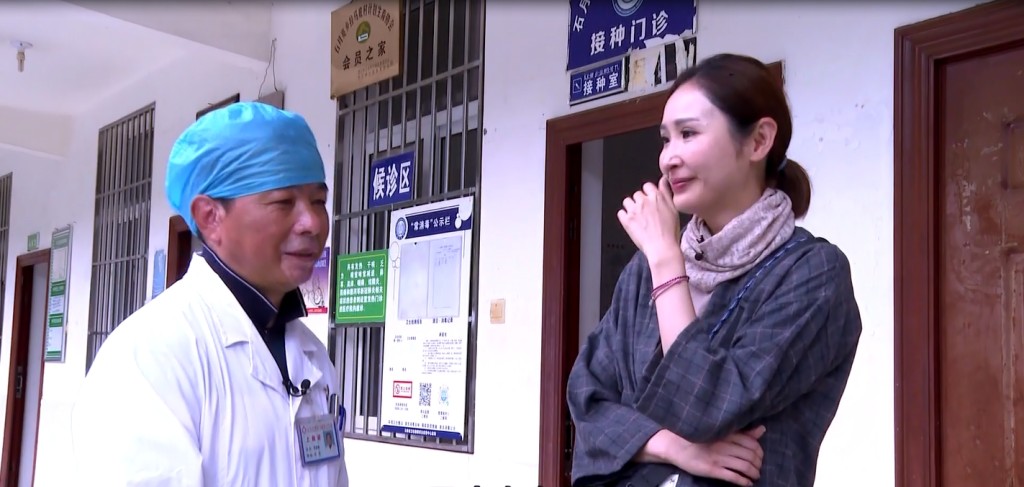 貝兒對溜索醫生鄧前堆的無私奉獻大為感動，真情流露。