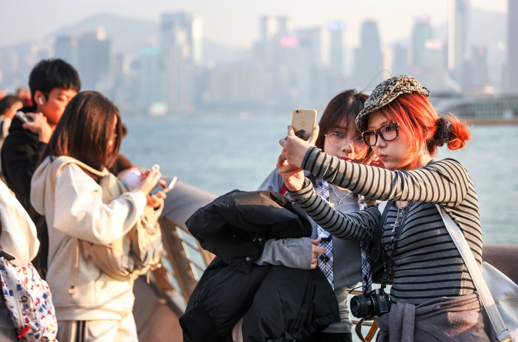 今年1至11月共錄得約4,500萬訪港旅客人次,按年增加12%,亦已超越2024 年全年訪港旅客量的總數。資料圖片 今年1至11月共錄得約4,500萬訪港旅客人次,按年增加12%,亦已超越2024 年全年訪港旅客量的總數。資料圖片