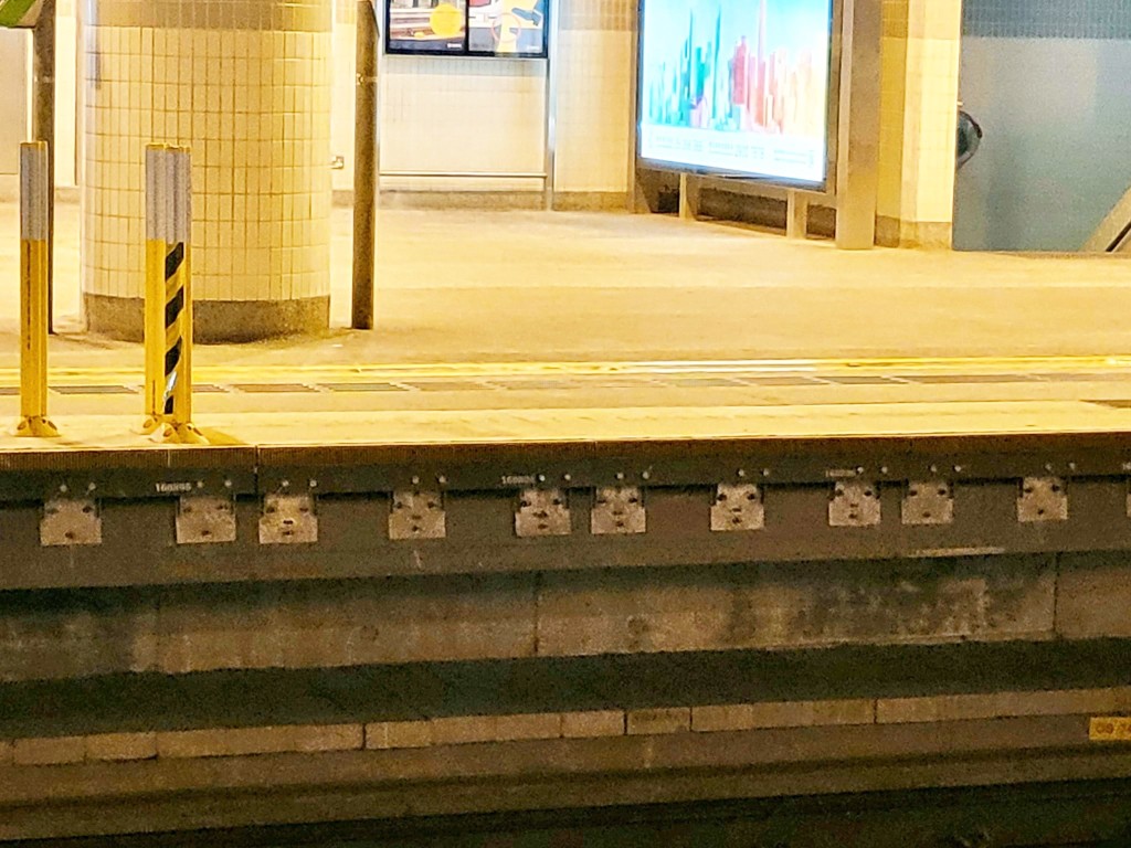 有乘客早前在屯門輕鐵站候車時，在燈光映照下出現錯覺，於月台大發現多隻可愛土撥鼠。網圖