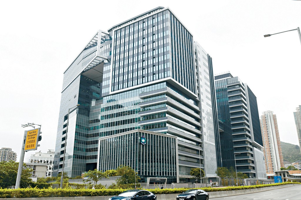 入境處新總部位於將軍澳寶邑路61號,由2座18層大樓組成。