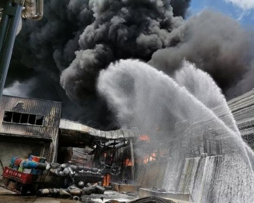 福建炼油厂大火传出爆炸声。 网图