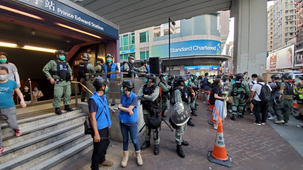 防暴警察戒備。