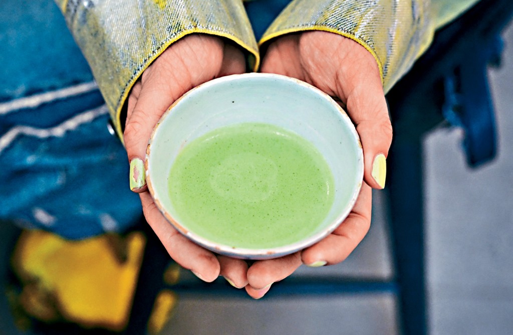 洛杉磯茶館Kettl Tea的顧客端着抹茶飲品。