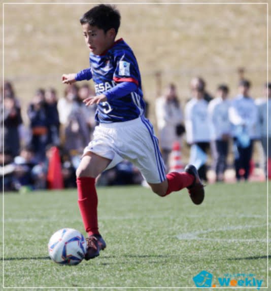 久保建英之弟久保瑛史小时候代表横滨水手上阵。