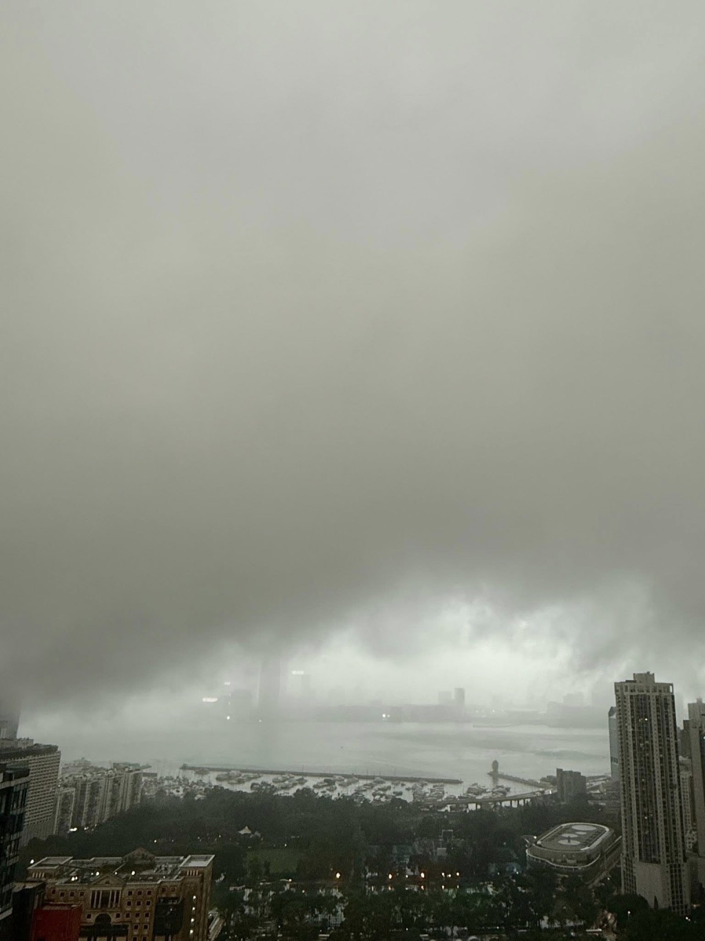 網民:黃雨警報之下,黑雲壓城,慢慢降下來。sylviahon@Threads截圖 網民:黃雨警報之下,黑雲壓城,慢慢降下來。sylviahon@Threads截圖