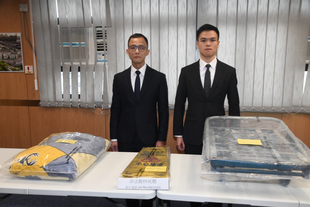 九龙城警区刑事部总督察罗程瀚（左）交代案情。