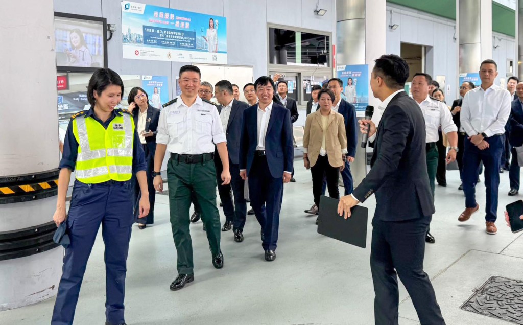代表團參觀貨物清關設施,深入了解香港海關在貨物及旅客清關工作的運作情況。 代表團參觀貨物清關設施,深入了解香港海關在貨物及旅客清關工作的運作情況。