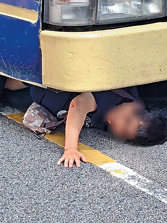 婦人被困車底,場面觸目驚心。
