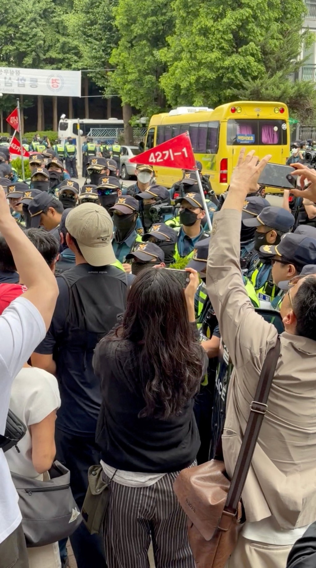 南韩地方选举部分票站选票不足导致投票中断,引发民众抗议。 路透社 南韩地方选举部分票站选票不足导致投票中断,引发民众抗议。 路透社