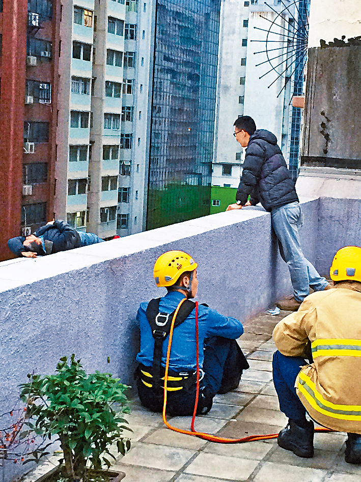 警察談判組的談判專家不時出動勸諭企圖跳樓人士放棄輕生。