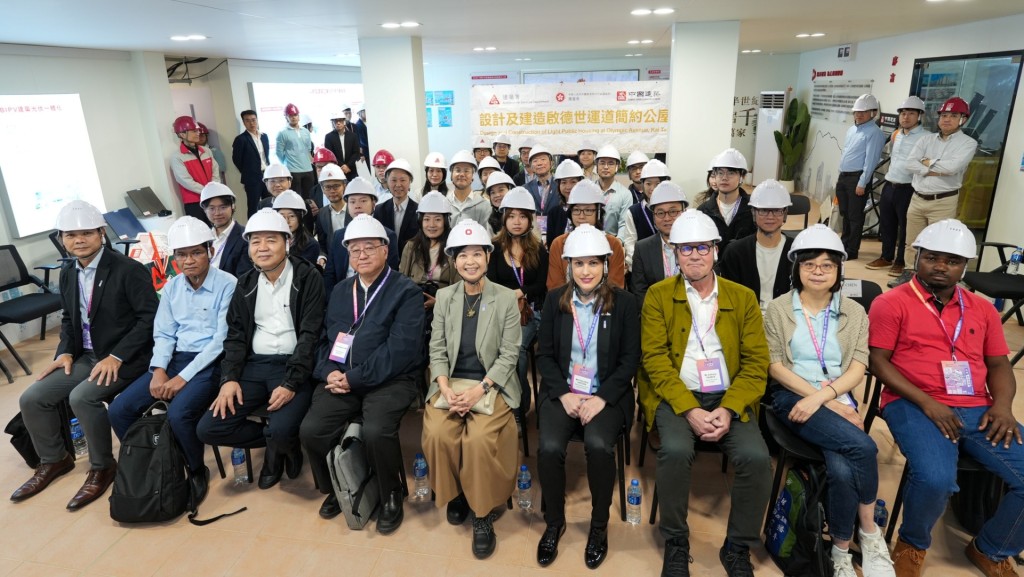 房委會舉辦一連四日舉行的「共築．智能峰會」，最後一天一眾國際參與者考察簡約公屋項目。何永賢fb圖片  