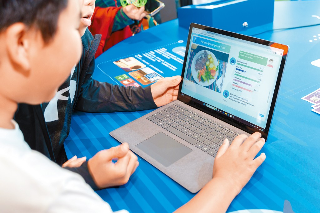 學生在MAPLE攤位上參與「看圖造句」挑戰,會即時獲得AI系統的評分及回饋,從而更有趣地學好英文。 學生在MAPLE攤位上參與「看圖造句」挑戰,會即時獲得AI系統的評分及回饋,從而更有趣地學好英文。