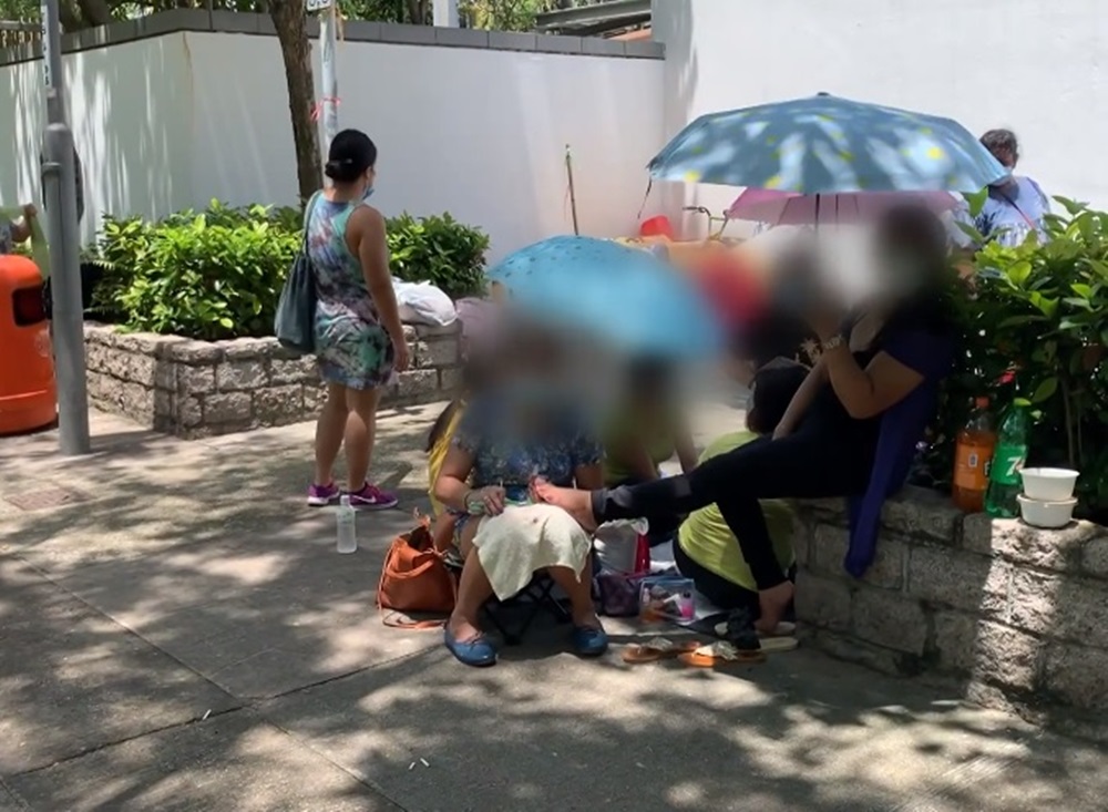 草叢外有外傭在修腳甲。東張西望截圖