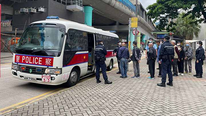 警方拘捕7名男女,另外23隻「塘邊鶴」亦遭票控。警方提供