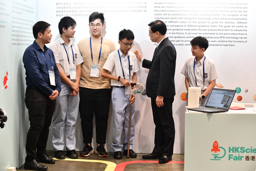 李家超期望年輕人一同助力建設香港成為國際創科中心，貢獻國家高質量發展。禇樂琪攝 ​  ​