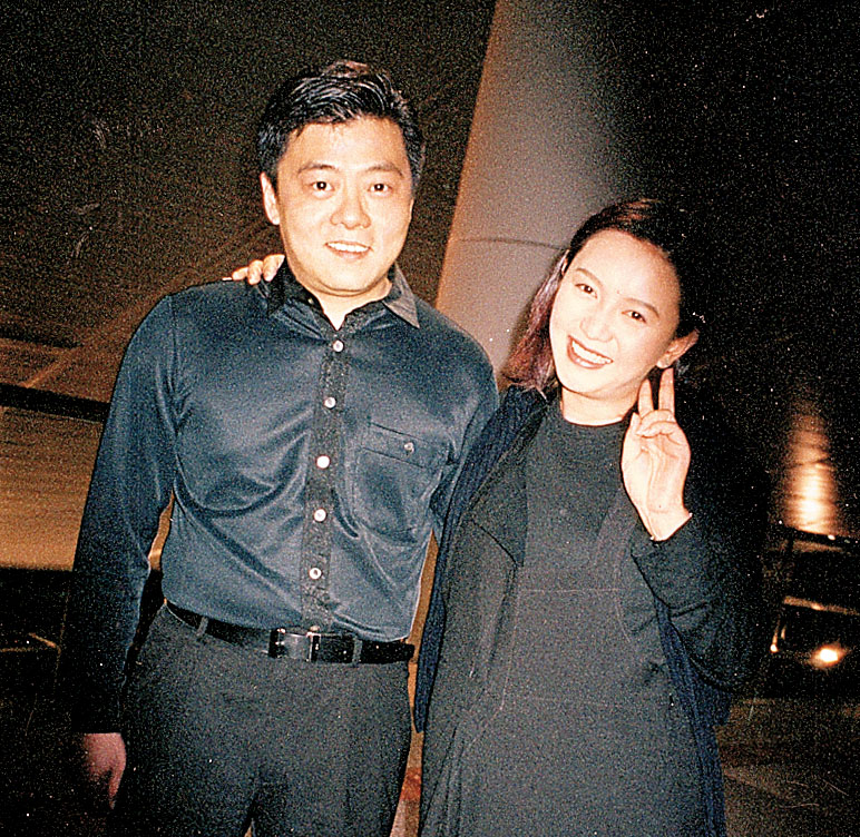 曾華倩於1996年下嫁拍拖三年多的富商林肇基（左），並於1999年誕下兒子林浩賢，可惜婚姻維持6年便結束。