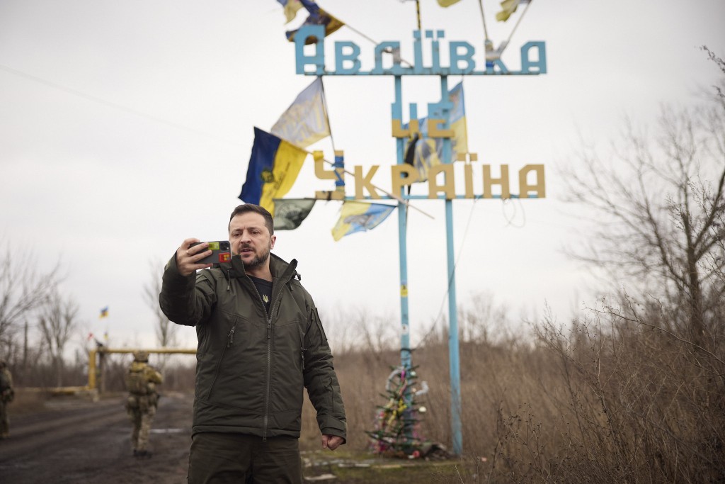 烏克蘭總統澤連斯基到訪頓涅茨克阿瓦迪夫卡地區，自拍留念。美聯社