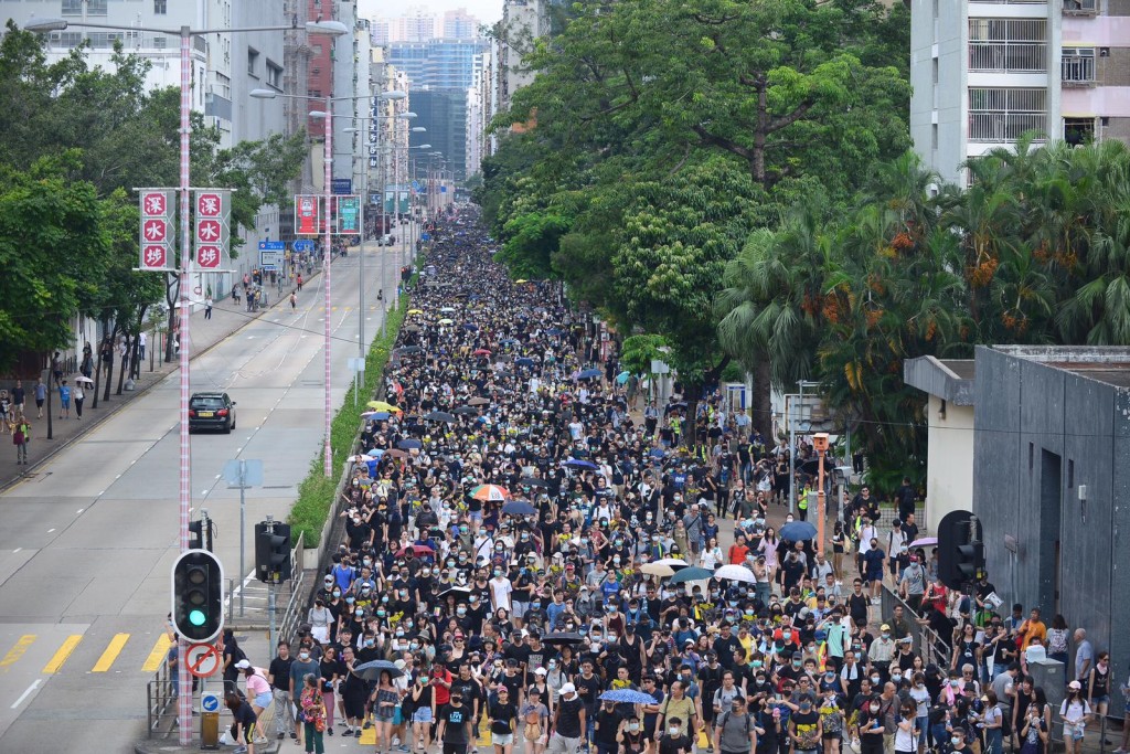 示威者沿長沙灣道北行