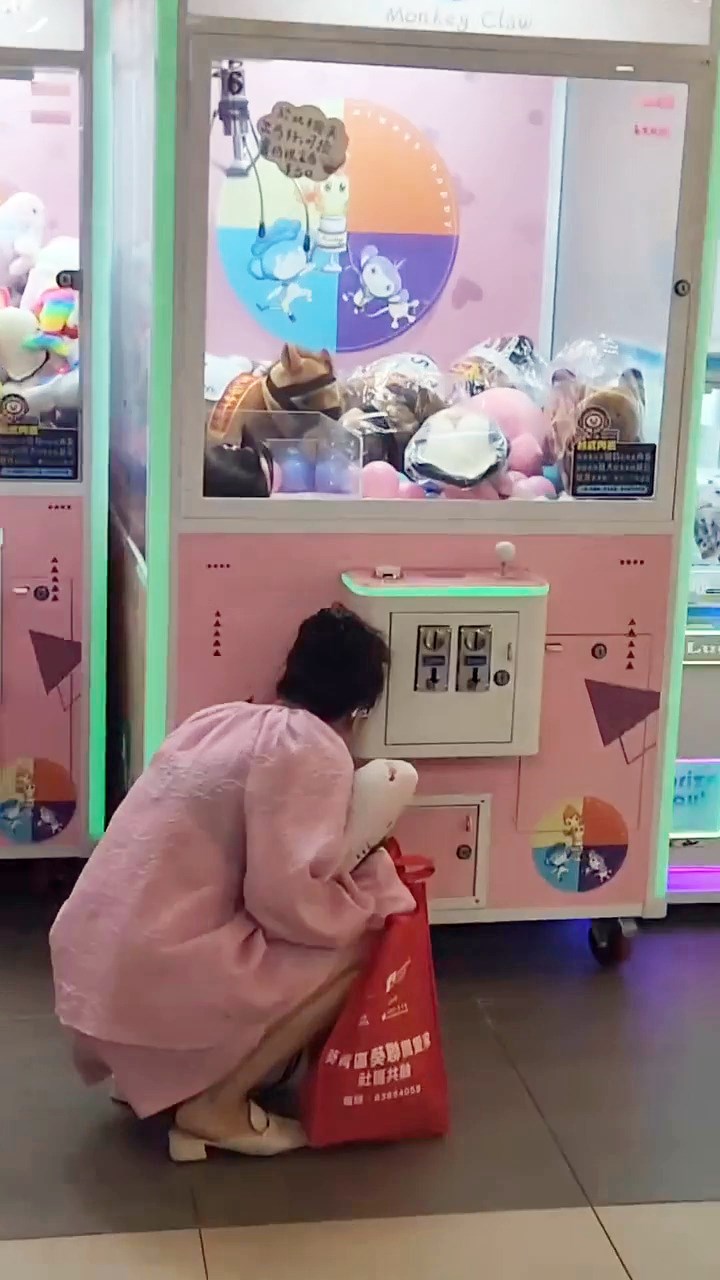 一名女童離奇鑽入夾公仔機出貨口的短 片近日在網上流傳,片中還見到一名女 子緊張地蹲在機前。這幕奇怪的情況引 起網民關注,有人嚇壞,呼籲報警處理。Threads截圖 一名女童離奇鑽入夾公仔機出貨口的短 片近日在網上流傳,片中還見到一名女 子緊張地蹲在機前。這幕奇怪的情況引 起網民關注,有人嚇壞,呼籲報警處理。Threads截圖