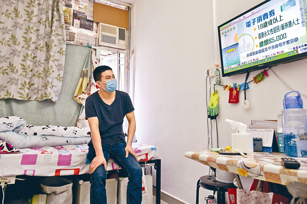 李先生失業無工開，逼於無奈下曾向財務公司借錢，年利率高達二十厘。　