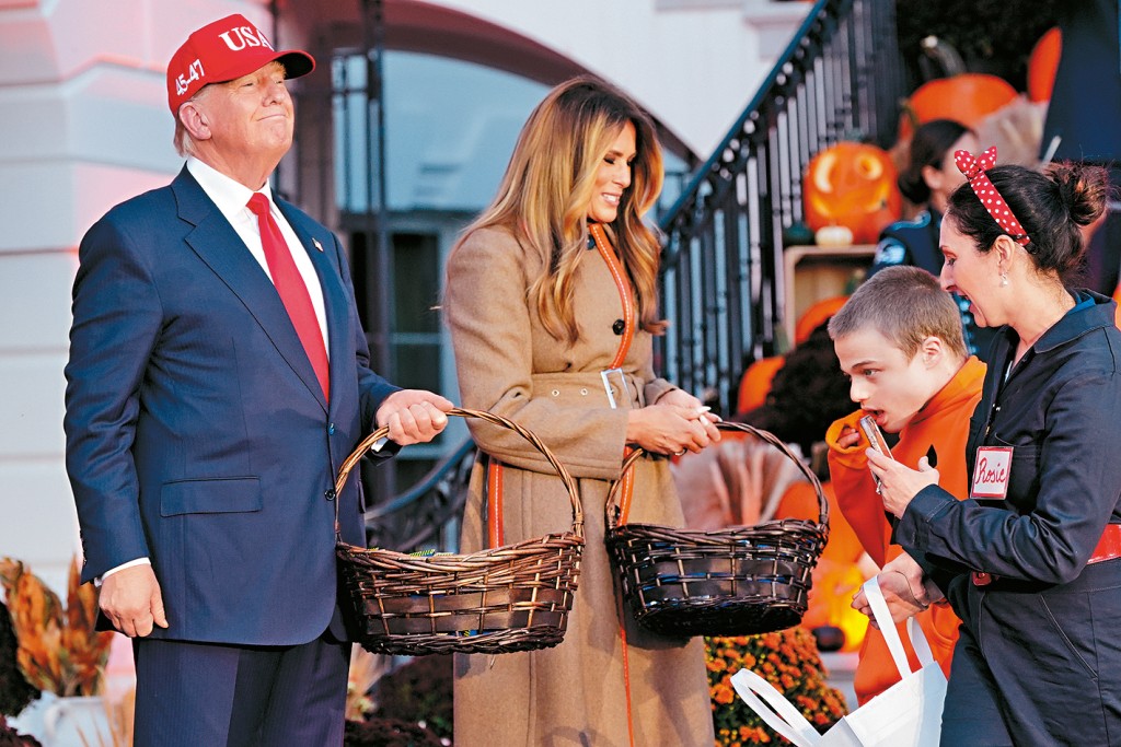 特朗普與夫人梅拉尼婭周四在白宮南坪參加萬聖節活動。