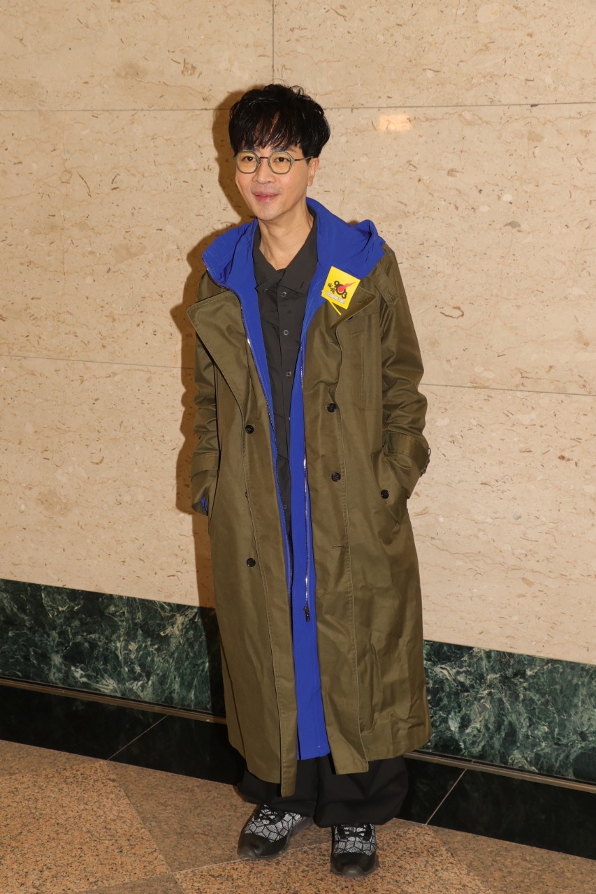 余迪伟在商台举行记者会。