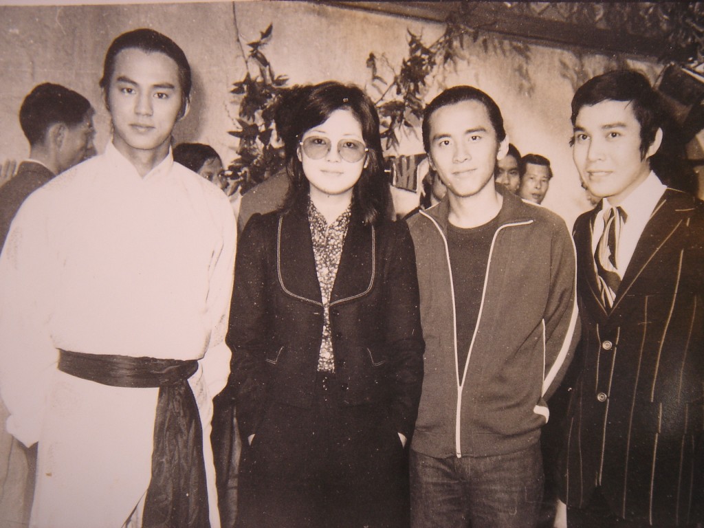 （左起）狄龙、邓丽君、姜大卫、谢雷当年在邵氏片场合照。