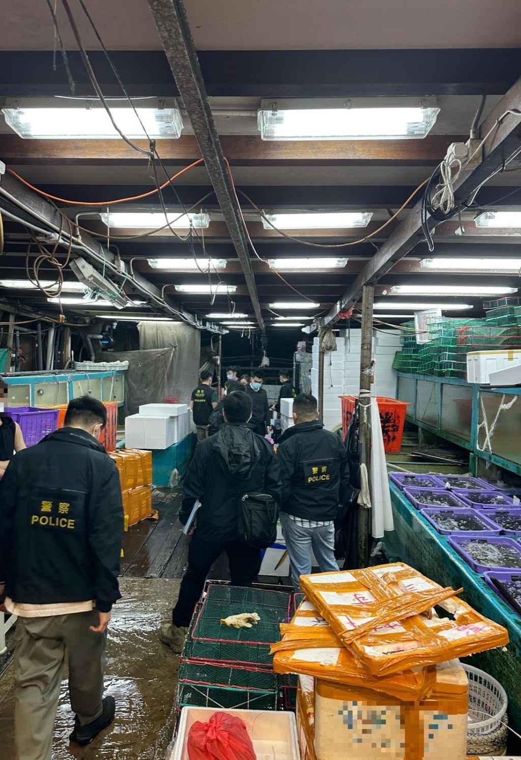 人员巡查香港仔鱼市场。
