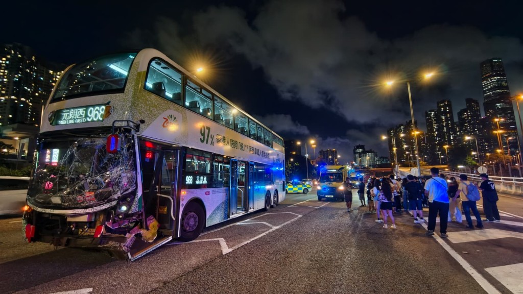 西九龍公路發生3車串燒意外,涉及兩輛私家車及一輛九巴。黃文威攝 西九龍公路發生3車串燒意外,涉及兩輛私家車及一輛九巴。黃文威攝