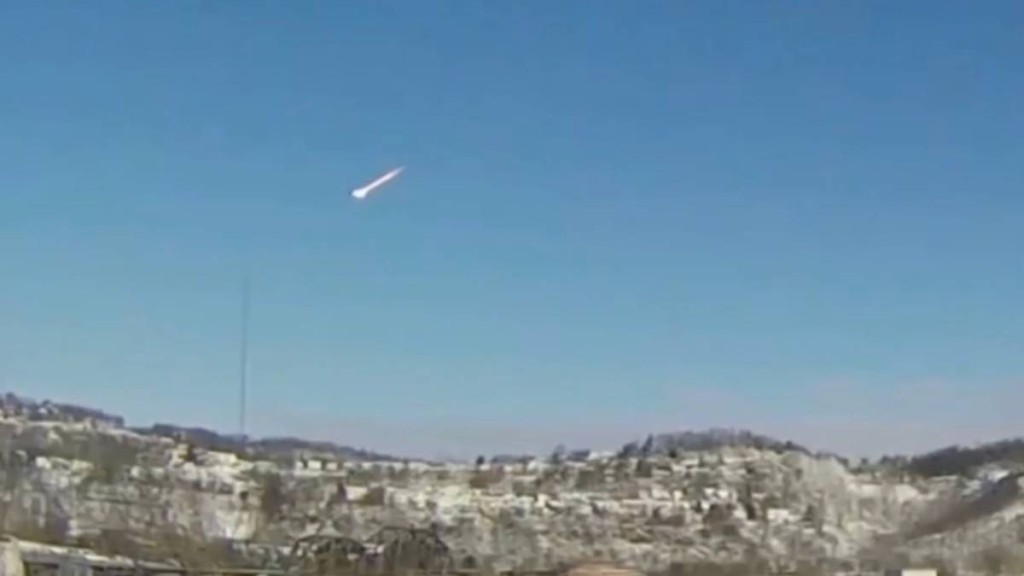 一顆重達約7噸的巨型流星以極速劃破天際。（美聯社）