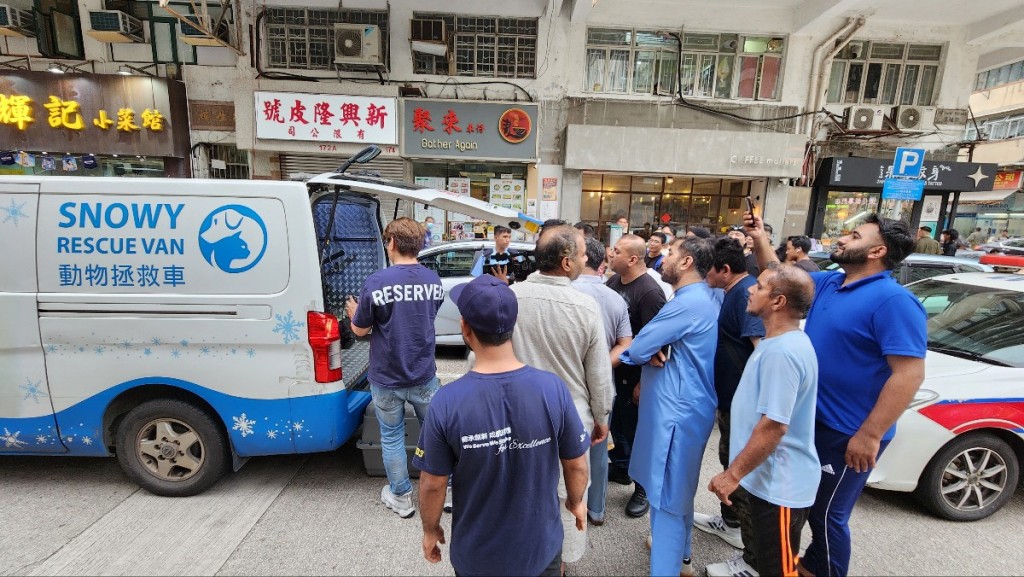 事件引來多名街坊圍觀。黃文威攝 事件引來多名街坊圍觀。黃文威攝