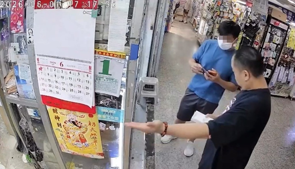 店東示意對方到店內付款。Threads片段截圖