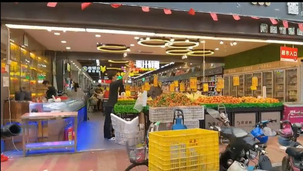 深圳超市继续营业。网图
