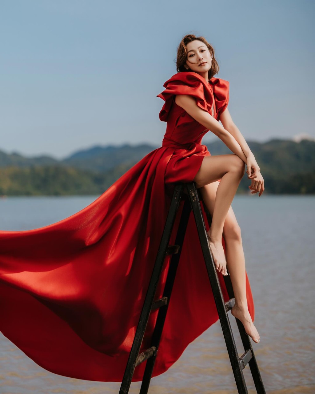 穿鲜红高衩礼服的朱智贤尽骚42寸长腿，其间单脚戙起时「绝对空域」若隐若现，非常诱人。